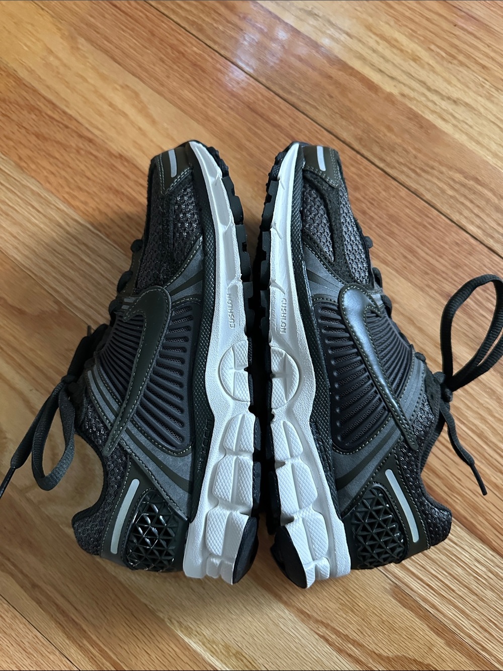 Women’s Nike Zoom Vomero 5 - Picture 3 of 5